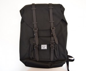 Рюкзак Herschel Little America Backpack 17L, черный с каучуковыми пряжками
