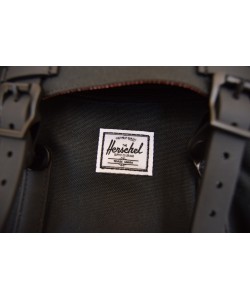 Рюкзак Herschel Little America Backpack 17L, черный с каучуковыми пряжками