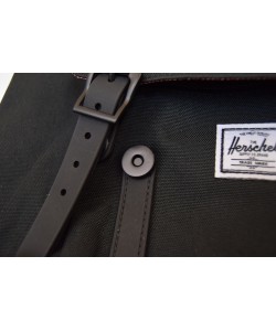 Рюкзак Herschel Little America Backpack 23.5L, черный с каучуковыми пряжками