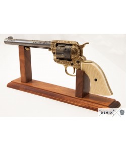 Револьвер Colt кавалерийский 7½” (США, 1873 г.) на бархатном панно, 43x23 зеленый бархат, дуб