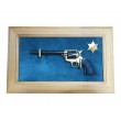 Револьвер Colt Peacemaker 7½” (США, 1873 г.) на бархатном панно, 43x23 зеленый бархат, дуб - фото № 1