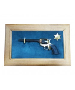 Револьвер Colt Peacemaker 7½” (США, 1873 г.) на бархатном панно, 43x23 зеленый бархат, дуб