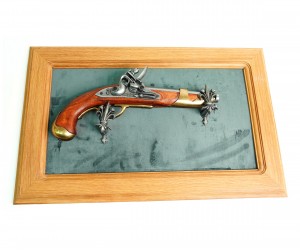 Пистолет французский кавалерийский (XVIII век) на бархатном панно, 43x23 зеленый бархат, дуб