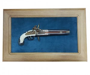 Пистолет кремневый двуствольный (Англия, 1750 г.) на бархатном панно, 43x23 зеленый бархат, дуб