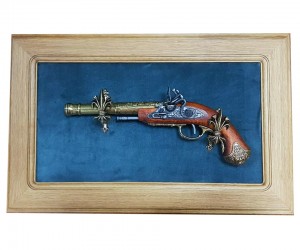 Пистолет кремневый леворукий (Индия, XVIII век) на бархатном панно, 43x23 зеленый бархат, дуб