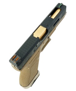 Страйкбольный пистолет WE Glock-17 G-Force, Tan рамка, черный затвор, золот. ствол