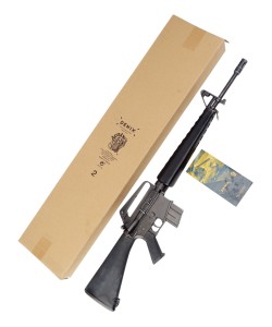 Макет штурмовая винтовка M16A1 (США, 1967 г., Вьетнамская война, состаренный) DE-1133